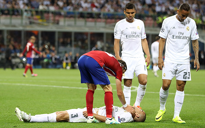 Защитник "Атлетико" Фелипе Луис проверяет, жив ли игрок "Реала" Пепе