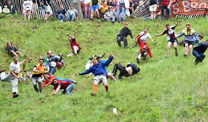 Очередной чемпионат по катанию сыров прошел в Англии. Куперсхилдская сырная гонка проводится ежегодно в последний понедельник мая в рамках праздника Весны на холме Купера. В погоне за катящейся 3-килограммовой головкой Глочестера участники нередко получают серьезные травмы.