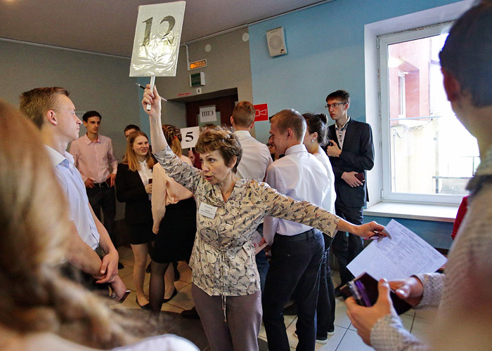 В России продолжается сдача ЕГЭ. Сегодня во всех регионах прошел самый массовый экзамен - по русскому языку, в котором приняли участие порядка 700 тыс. человек, в том числе около 640 тыс. выпускников текущего года.