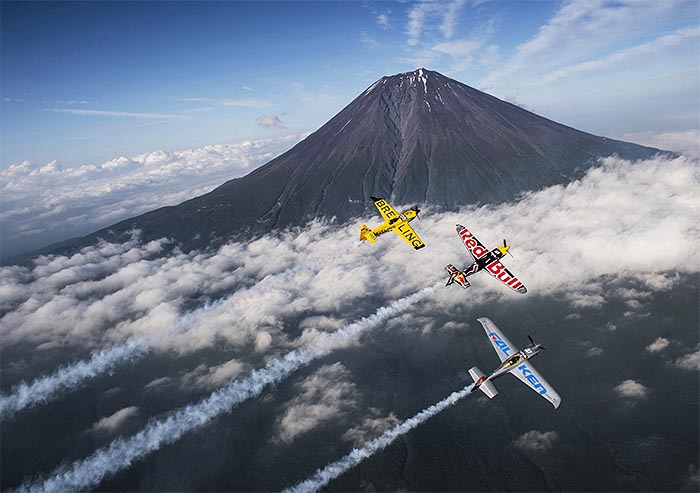 Предваряя старт третьего этапа аэрогонки Red Bull пилоты-участники полетали около горы Фудзи