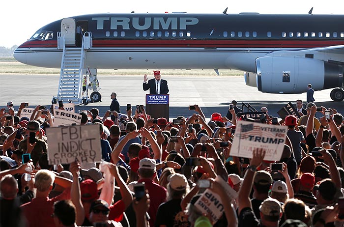 Дональд Трамп выступил перед своими сторонниками в Сакраменто, Калифорния. Не отходя от трапа. Удобно.