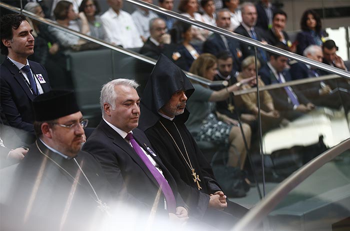 Члены армянской общины на заседании парламента Германии. Сегодня Бундестаг одобрил резолюцию, признающую убийства армян в Османской империи геноцидом.