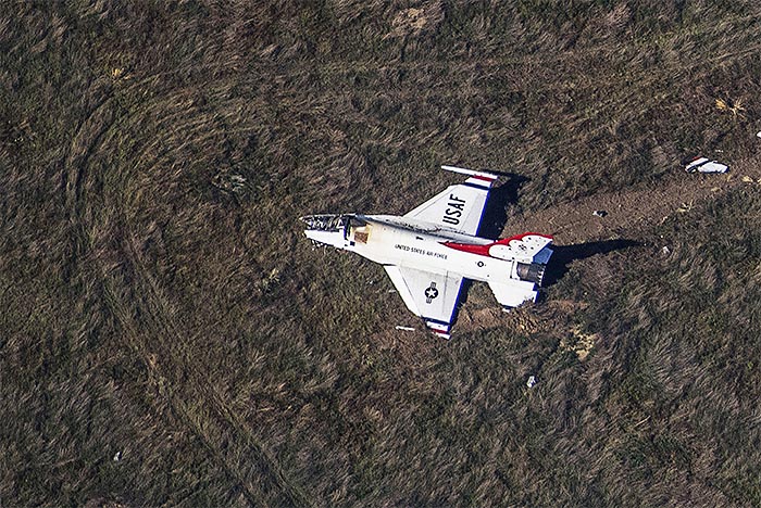 F-16 одной из американских групп высшего пилотажа потерпел крушение недалеко от Колорадо Спрингс. Пилот выжил.