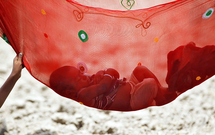 Спящий в гамаке ребенок в окрестностях  Ахмадабада. Индия.