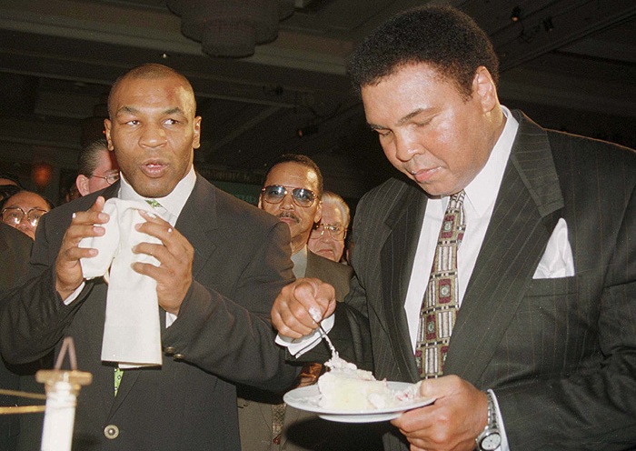 Мохаммед Али отмечает свой 57-й день рождения в компании другого знаменитого боксера Майка Тайсона в Лас-Вегасе