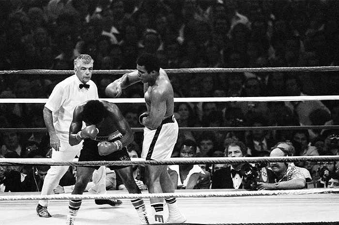 Мохаммед Али наносит удар Леону Спинксу во время их второго поединка в Новом Орлеане в 1978 году. Судьи единогласно отдали победу Али, и тот взял реванш у Спинкса за поражение, которое он потерпел шестью месяцами ранее.