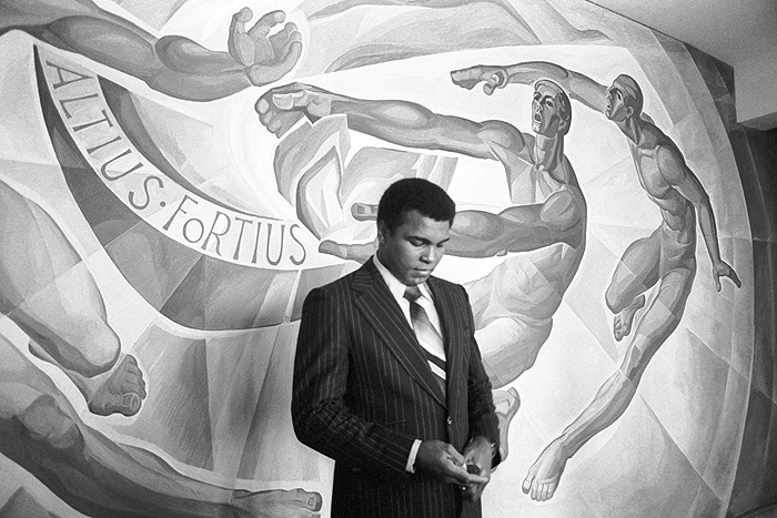 Мохаммед Али рассматривает почетную медаль московского института физкультуры, которую он получил в ходе визита в СССР в 1978 году.