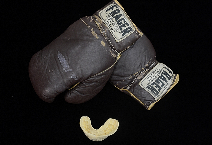 Перчатки и капа, которые были на Мохаммеде Али во время его поединка с Сонни Листоном в 1964 году. После этого боя урожденный Кассиус Клей вступил в "Нацию ислама" и сменил имя на Али.