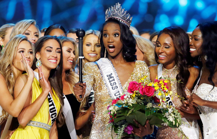 "Мисс США 2016" Дешона Барбер (в центре)