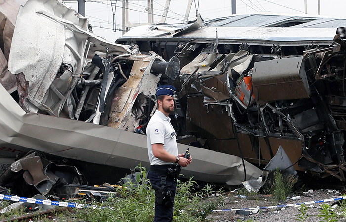 Ночью в Бельгии столкнулись поезда. Пассажирский поезд, перевозивший около 40 человек, въехал в товарный состав, стоявший на путях. Два из шести вагонов сошли с рельсов и завалились на пути. Три человека погибли, девять получили ранения разной степени тяжести. Власти не исключают, что число погибших в железнодорожной катастрофе может увеличиться.