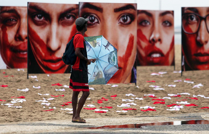 На пляже Копакабана в Рио-де-Жанейро прошла акция протеста против насилия в отношении женщин