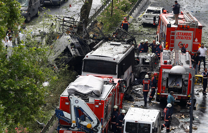 В утренний час пик в центре Стамбула произошел сильный взрыв рядом с автобусной остановкой. Предполагается, что была подорвана бомба с дистанционным управлением, мишенью теракта был перевозивший полицейских автобус. Жертвами теракта стали 11 человек, еще 36 получили ранения.
