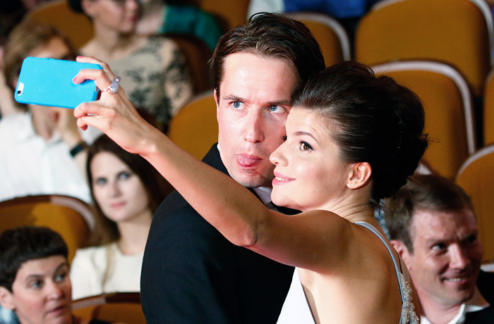 Актеры Егор Корешков и Агния Кузнецова перед церемонией открытия