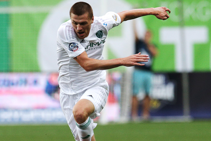 Полузащитник Олег Иванов ("Терек")