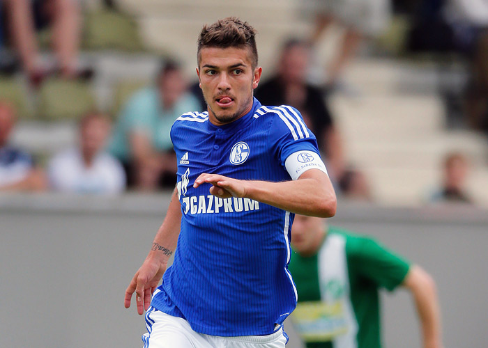 Защитник Роман Нойштедтер ("Шальке", Германия) - недавно поменял немецкое гражданство на российское