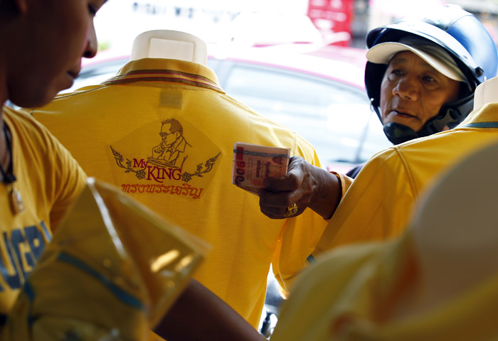 В Таиланде изготовили памятные футболки и другую сувенирную продукцию с изображением короля в честь 70-летней годовщины вступления на престол. Пхумипон Адульядет находится на троне с 9 июня 1946 года и является самым долгоправящим монархом в истории страны.