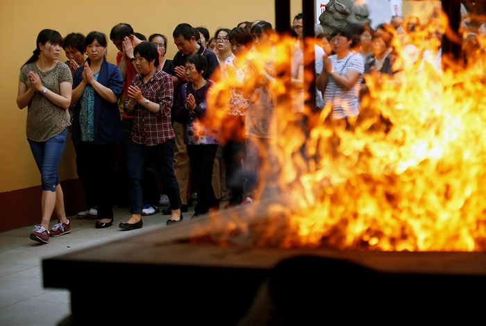 Сотни родителей собрались в шанхайском храме Дунлинь чтобы традиционно помолиться за своих детей, сдающих вступительный экзамен в Национальный колледж