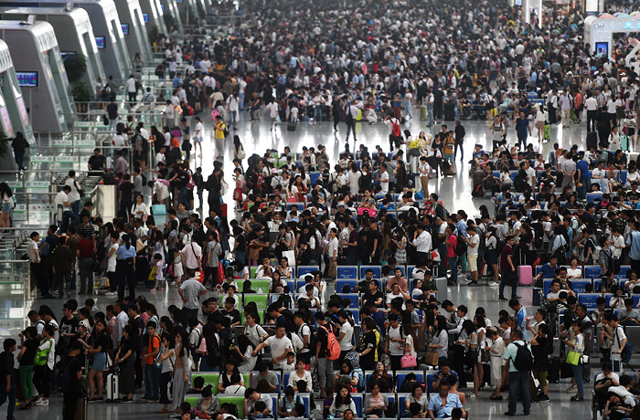 Тысячи людей скопились на железнодорожном вокзале в Гаунчжоу. Увеличение пассажиропотока связано с предстоящим праздником драконьих лодок, который имеет статус национального и отмечается в течение трех официальных выходных.