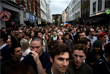 Жители Лондона во время минуты молчания в память о жертвах трагедии в США