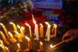 Цветы и свечи в память о жертвах нападения на ночной клуб в Орландо у посольства США в Бангкоке
