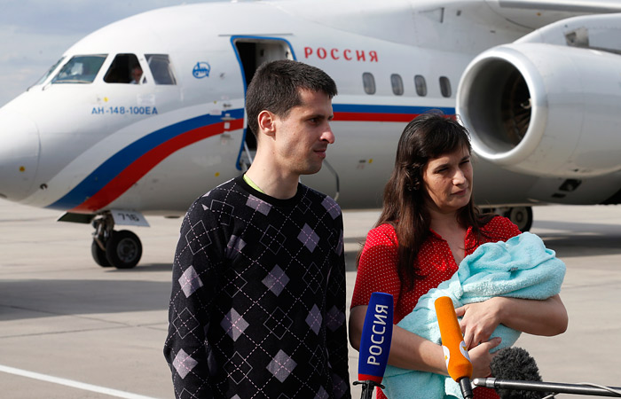 Одесские журналисты Виталий Диденко и Елена Глищинская находившиеся в заключении на Украине, прилетели в Москву. Ранее во вторник президент РФ Владимир Путин помиловал осужденных в РФ украинцев Геннадия Афанасьева и Юрия Солошенко, которые уже прибыли в Киев.