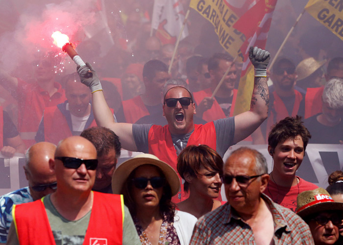 В городе Марселе не заскучаешь. Сегодня там проходят демонстрации членов профсоюза ВКТ в рамках общенациональной акции протеста против трудовой реформы.