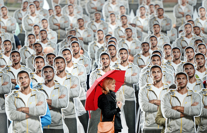 В Берлине устроили акцию в поддержку боксера Владимира Кличко в преддверии его поединка с Тайсоном Фьюри. Бой-реванш между между британским и украинским боксерами пройдет 9 июля в английском городе Манчестер.