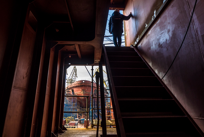 На Балтийском заводе в Санкт-Петербурге продолжается строительство атомного ледокола "Арктика". Длина судна составит 173,3 метра, ширина — 34 метра, водоизмещение — 33,5 тысячи тонн. Атомный ледокол рассчитан на преодоление ровного льда толщиной 2,8 - 2,9 метра с устойчивой скоростью. При глубокой осадке способен проламывать толстые океанские льды, при мелкой - работать в руслах рек. Сдача головного, первого и второго серийного ледоколов намечена на 2017 год, 2019 год и 2020 год соответственно.