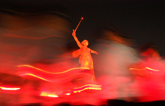 Акция "Свеча памяти" у мемориального комплекса "Героям Сталинградской битвы" на Мамаевом кургане в Волгограде