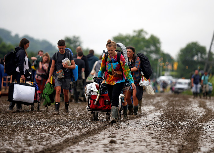 В Гластонбери готовятся к открытию знаменитого музыкального фестиваля. Желающие посетить одно из главных музыкальных событий Великобритании традиционно вынуждены месить грязь по дороге на ферму, где проводится мероприятие.