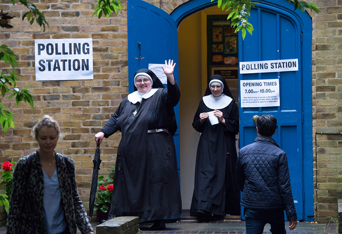 До конца дня в Великобритании проходит референдум о членстве в ЕС. После закрытия участков начнется подсчет бюллетеней, после чего появятся данные о явке. После этого стартует непосредственный подсчет голосов. Результаты будут объявляться в каждом из 382 избирательных округов отдельно. Затем 11 региональных избирательных комиссий и избирком Северной Ирландии обнародуют данные по каждому из регионов, после чего результаты будут переданы в центральную избирательную комиссию. Ожидается, что избирательная комиссия объявит об итогах референдума 24 июня до начала в Британии рабочего дня.