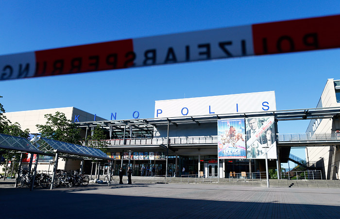 В немецком Фирнхайме вооруженный мужчина открыл стрельбу в кинотеатре торгового центра, после чего он был ликвидирован прибывшими на место происшествия спецназовцами. Немецкие СМИ сообщают, что выстрел был произведен в воздух, после чего находившиеся внутри люди выбежали на улицу. По данным издания, не менее 25 находившихся в кинотеатре пострадали, но не от выстрелов, а от воздействия слезоточивого газа, примененного полицейскими.