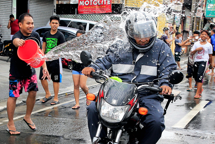 Жители филиппинского города Сан-Хуан отпраздновали День Иоанна Крестителя, покровителя города, обливая окружающих водой