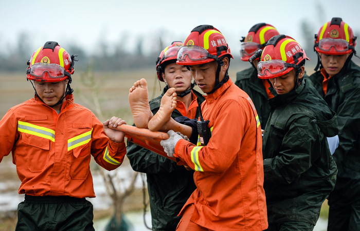 Смерч обрушился на город Яньчэн в восточной провинции Китая. В районах стихийного бедствия продолжается поисково-спасательная операция. Жертвами стихии стали 98 человек, ранения получили порядка 800 местных жителей