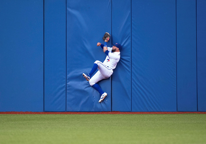 Игрок бейсбольного клуба Торонто Блю Джейс во время матча с Аризона Даймондбэкс
