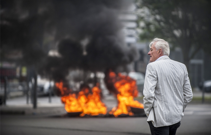 Во Франции проходит очередная волна протестов профсоюзов и студенческих движений страны против реформы трудового кодекса, разработанной министром труда Мириам Эль-Комри. Законопроект дает возможность работодателям увеличивать количество рабочих часов и договариваться об оплате сверхурочных напрямую с сотрудниками, минуя профсоюзы. В профсоюзах считают, что реформа, призванная бороться с безработицей, на практике приведет к ухудшению условий труда.