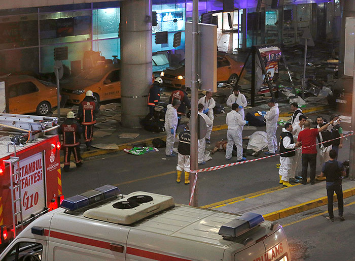 Среди пострадавших в результате атаки на аэропорт Стамбула есть гражданин России, подтверждает МИД РФ. Александр Лубнин был ранен в ногу и находится в больнице