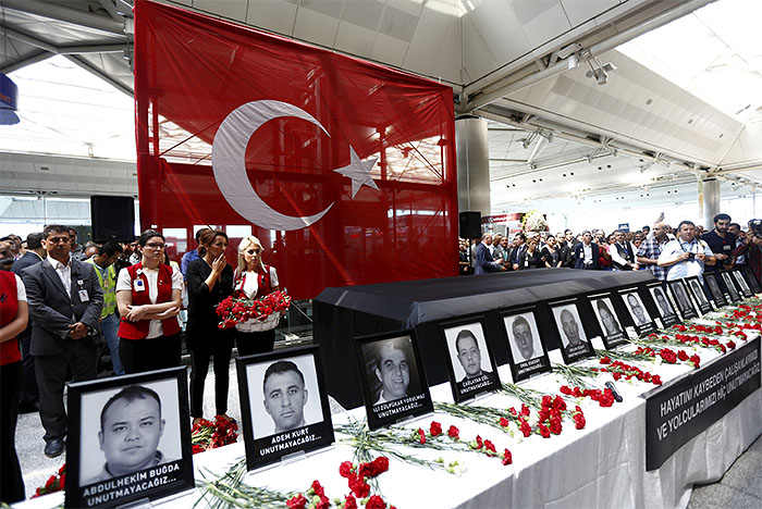 Сотрудники аэропорта имени Ататюрка простились с коллегами, погибшими в результате теракта, произошедшего несколько дней назад