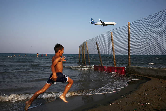 Никаких забот не имеет этот парень, бегающий по пляжу под пролетающими над головой самолетами, заходящими на посадку в Кипрский аэропорт. На Кипре хорошо, что и говорить.