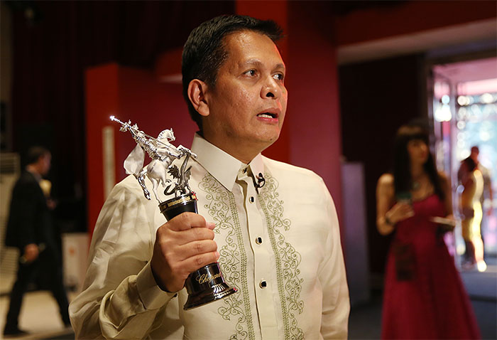 Филиппинский режиссер Ралстон Джовер, получивший приз за актрису Тересе Мальвар, завоевавшую приз "Серебряный Георгий" за лучшее исполнение женской роли в фильме "Пелена"