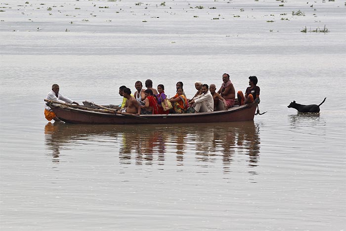 В Индии то засуха, то наводнение. В этот раз из берегов вышел Ганг.