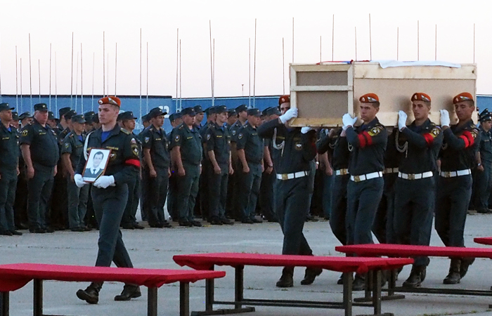 1 июля в 6:30 по Москве не вышел на связь самолет Ил-76 МЧС России, занятый в тушении природных пожаров на территории Качугского района Иркутской области. По данным МЧС, на борту находились 10 членов экипажа.