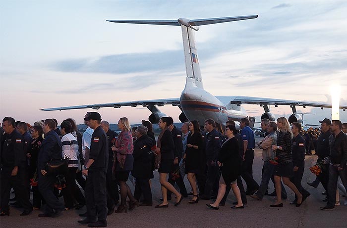 В настоящее время МАК рассматривает три версии крушения: человеческий фактор, отказ техники и негативное влияние природной среды.

По факту авиакатастрофы Восточно-Сибирское следственное управление на транспорте СКР возбудило уголовное дело по части 3 статьи 263 УК РФ (нарушение правил безопасности движения и эксплуатации воздушного транспорта, повлекшее по неосторожности смерть двух и более лиц).

Как заявил во вторник глава МЧС, погибший экипаж будет представлен к государственным наградам.