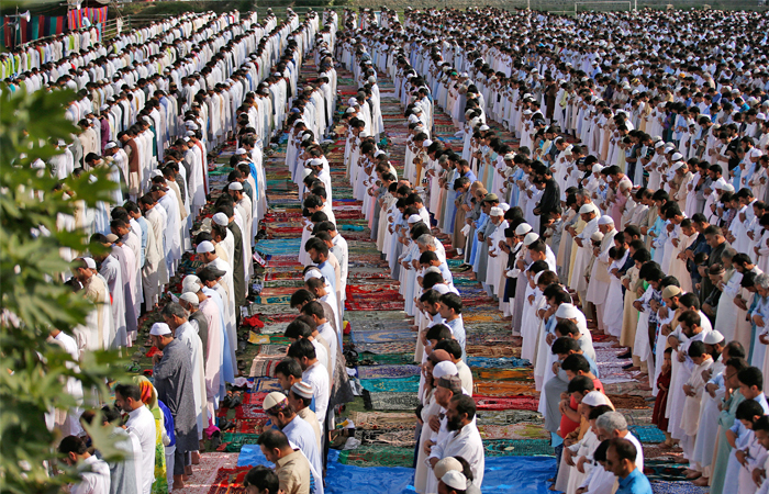 Приверженцы ислама в Индии отмечают праздник разговения Ид аль-Фитр (Ураза-байрам), который следует за месяцем поста Рамадан