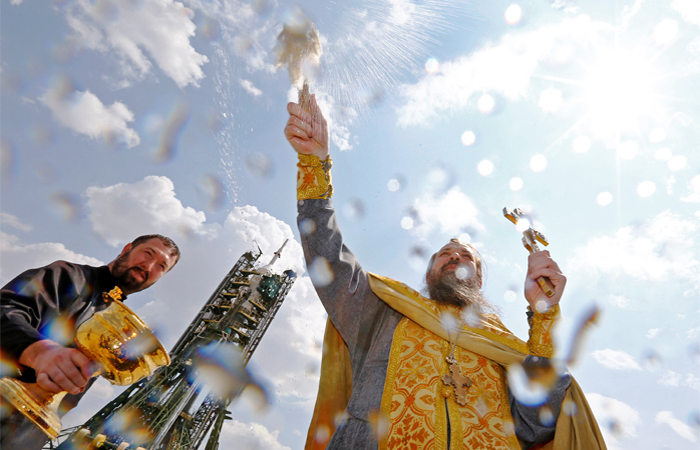 На космодроме Байконур прошла церемония освящения ракеты-носителя "Союз-ФГ" с кораблем "Союз МС", которому предстоит 7 июля отправиться к Международной космической станции