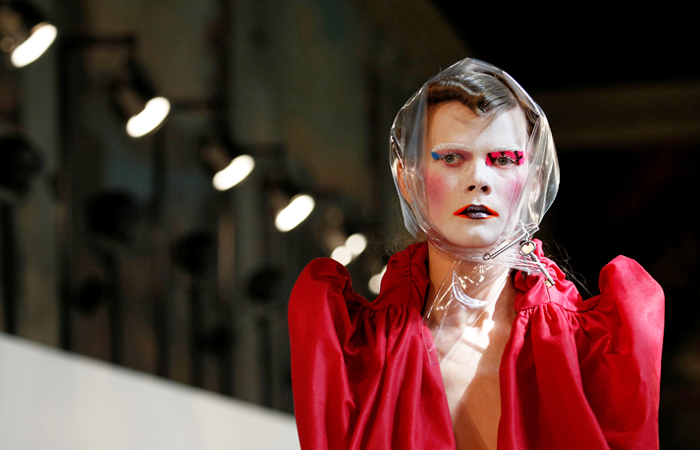 Модель представляет коллекцию британского модельера Джона Гальяно