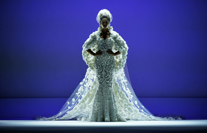 Свадебное платье от модного дома Ralph & Russo на Неделе высокой моды в Париже