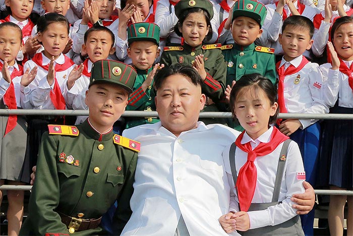 Ким Чен Ын встретился с северокорейскими детишками. Дорогому лидеру дети приготовили выступление под названием "Мы самые счастливые в мире!". Все это в честь семидесятилетия образования Корейского детского союза.