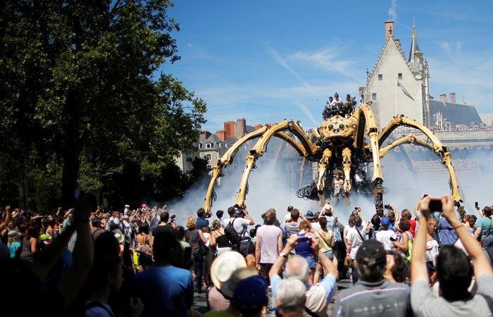 По улицам французского города Нант прошелся гигантский механический паук, созданный компанией La Machine
