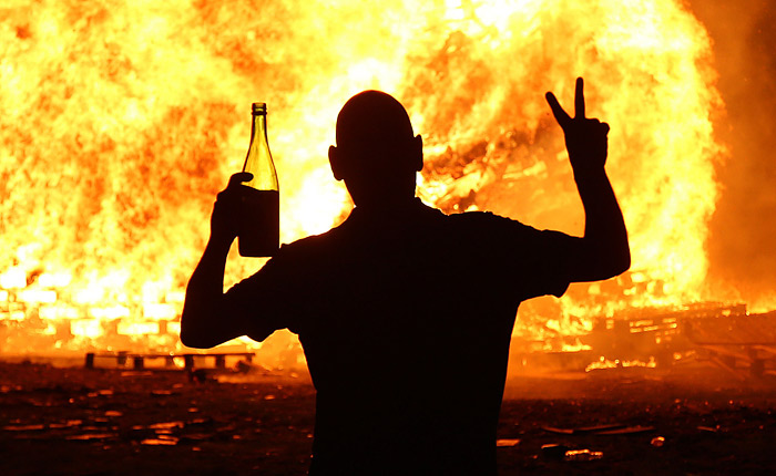 В Северной Ирландии отметили День оранжистов. Протестантское братство отмечает победу короля Вильгельма Оранского над католическим королем Яковом II в битве на реке Бойн в 1690 году. Традиционно празднования начинаются еще ночью, участники жгут большие костры, а к утру начинаются шествия.